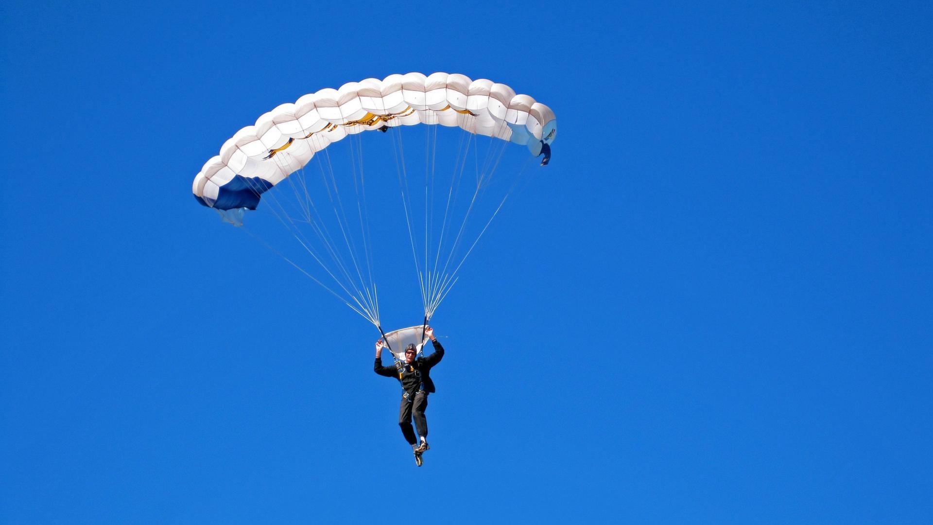 星空体育最新版-特色碳纤维冲浪艇比赛,创新海上运动,碳纤维游艇